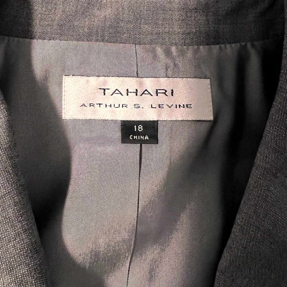 Women’s suit with skirt. New with tags gray, 18,
